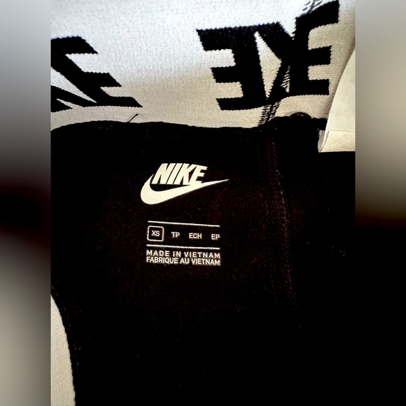 Nike womens extra small (XS) leggings with wide elastic waistband! - Picture 3 of 6